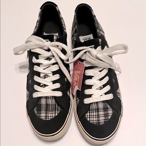 NWT Vans Black and White Lace Up Classic Sneakers